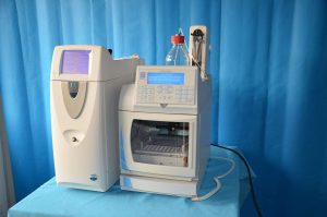 二手戴安离子色谱仪ICS-2100仪器简介： ICS-2100是离子色谱历史上第一款同时集淋洗液在线发生器（RFIC-EG）和免化学试剂电解样品前处理装置（RFIC-ESP）于一体的离子色谱仪，同时具有等度和梯度淋洗功能。2 mm体系色谱柱与4 mm体系色谱柱均可在该仪器上完成工作。ICS-2100免化学试剂电解样品前处理离子色谱仪，利用阀切换和电解水原理，可以用于多种基体样品的不同前处理。拥有USB连接方式和成熟的数字输出模式的ICS-2100系统实现了无与伦比的自动化，配合连续自动再生微膜抑制器（SRS-300）和全新的变色龙软件（Chromeleon）使用，可以让使用者享受便捷的同时，坐拥最大的操作乐趣和方便。 二手戴安离子色谱仪ICS-2100技术参数： 分析泵和输送装置 类型 串联式双活塞往复泵，微处理器控制定冲程，可变速度 结构 化学惰性，非金属PEEK泵头和流路，可兼容pH在0-14范围的水溶液和反相溶剂 pH 0——14水溶液 流量准确度